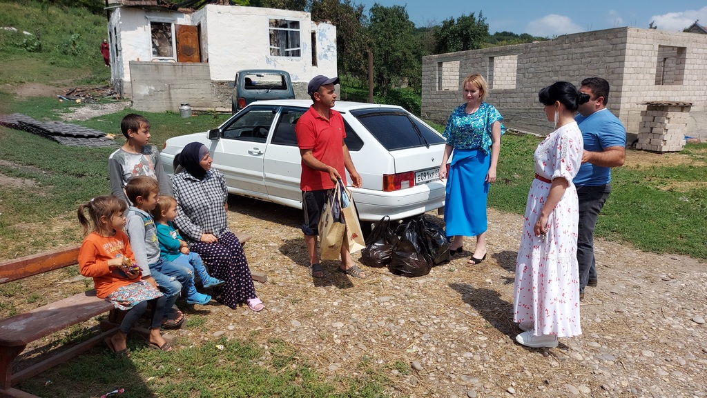 Двум многодетным семьям Баксанского района помогли собраться к новому учебному году