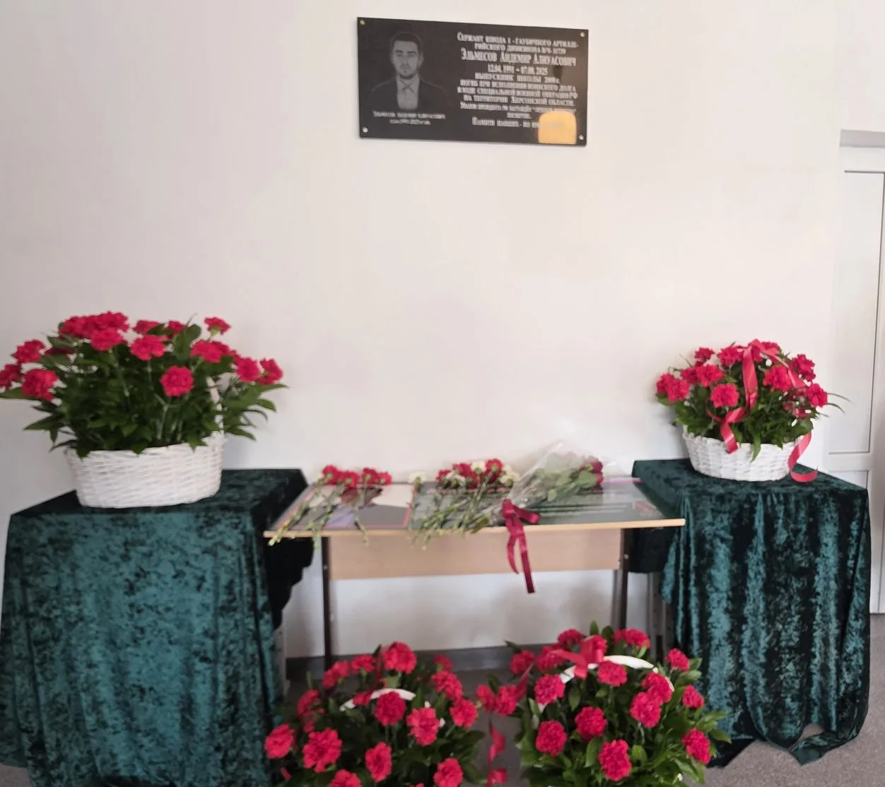 В Баксанском районе увековечили память героя СВО Андемира Эльмесова и передали Орден Мужества его семье