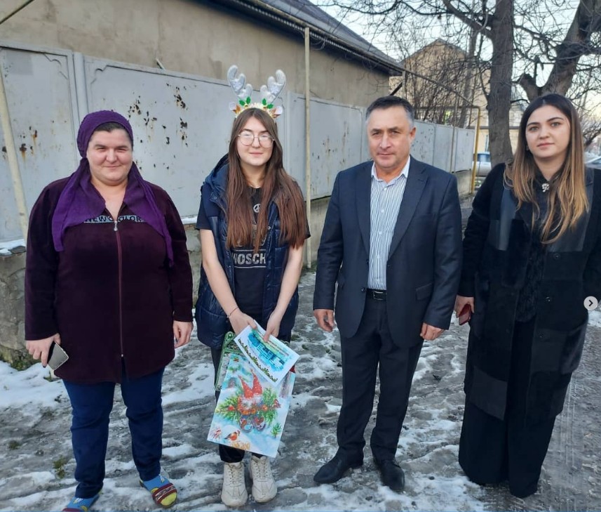 Руководство района продолжает исполнять мечты с "Елки желаний"