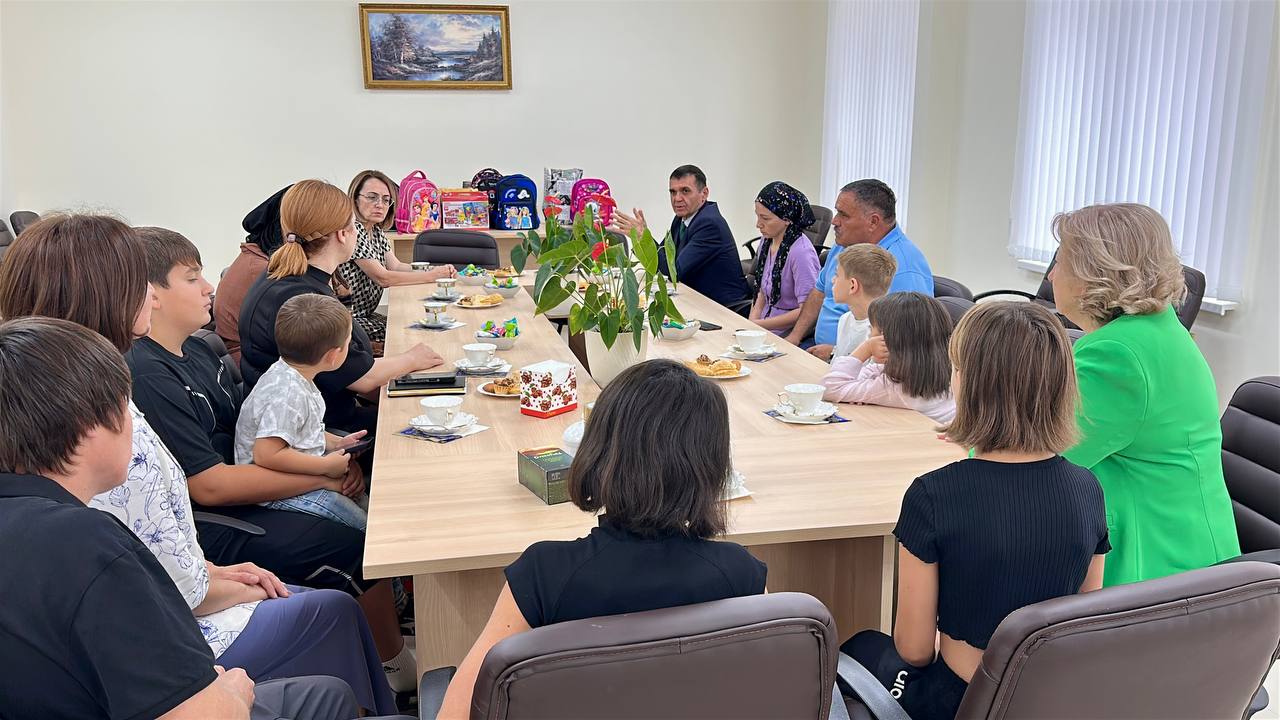 "Память о героях – в заботе об их детях": В Баксанском районе оказали поддержку семьям участников СВО в преддверии нового учебного года
