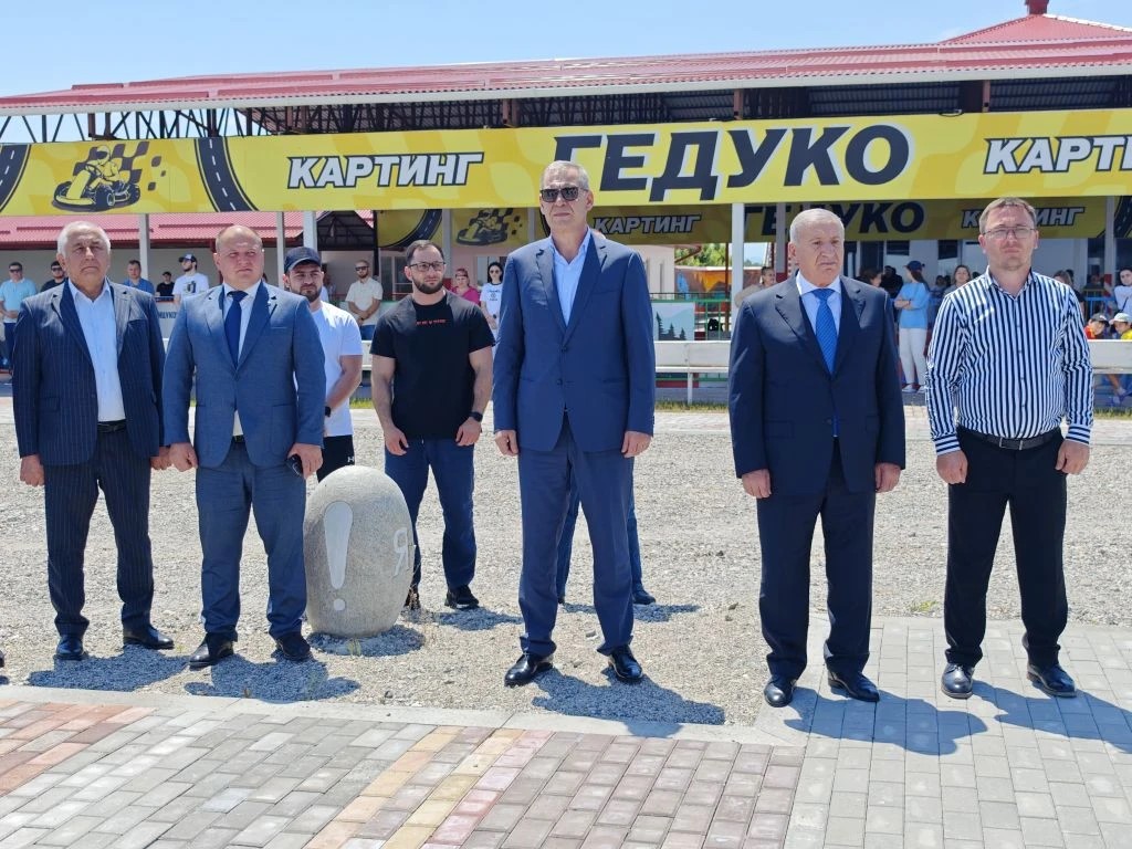В Баксанском районе проходят соревнования по картингу среди муниципальных служащих, приуроченные ко Дню России